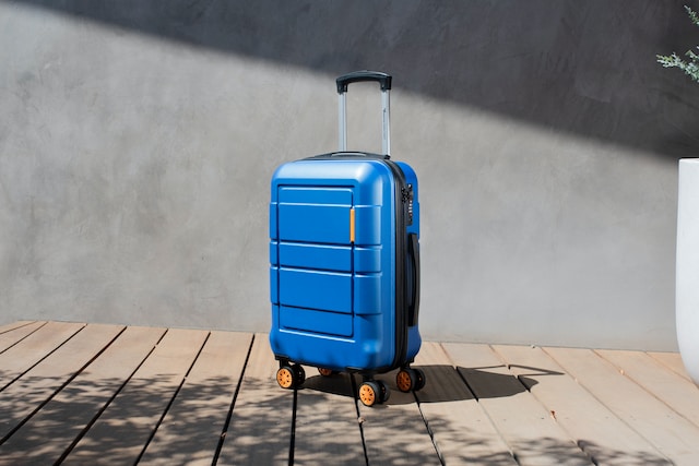 Travel in Style and Ease with May Do Travel’s Rolling Suitcase